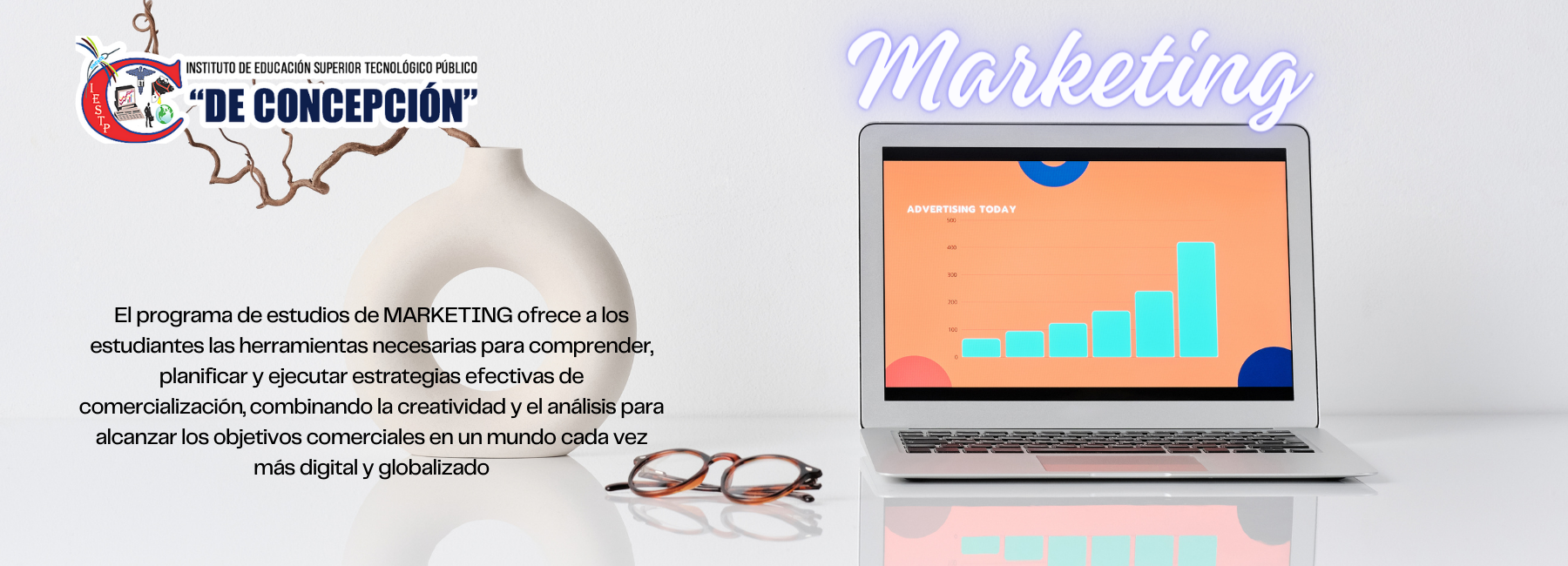 Imagen de un ejecutivo con una calculadora en referencia a la carrera de contabilidad
